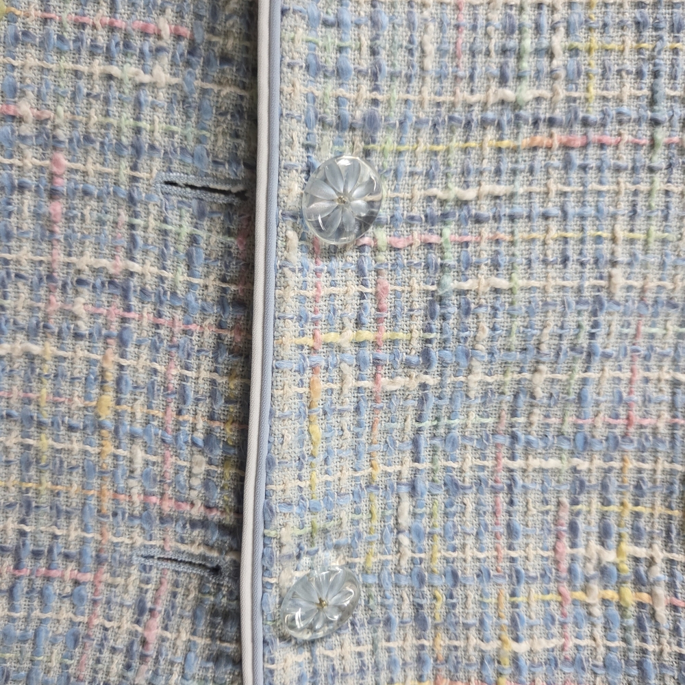 Vintage Chic Tweed Skirt Suit with Cream Top - Picture 8 of 10
